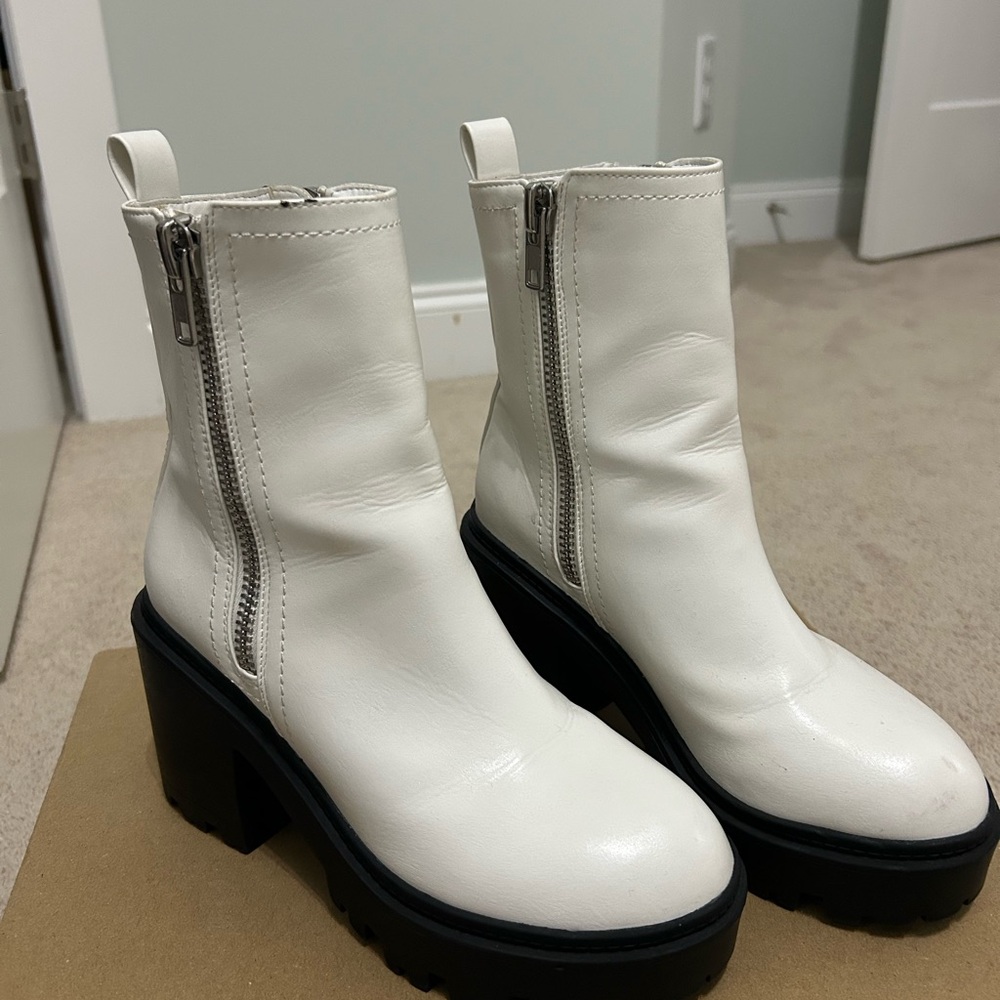 Urban outfitters boots. Size: US 6